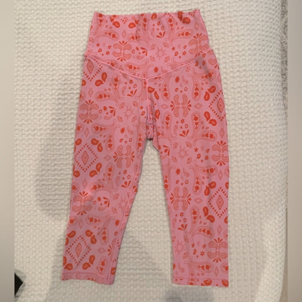 Offline by Aerie Pink Paisley Capri Pants, size S